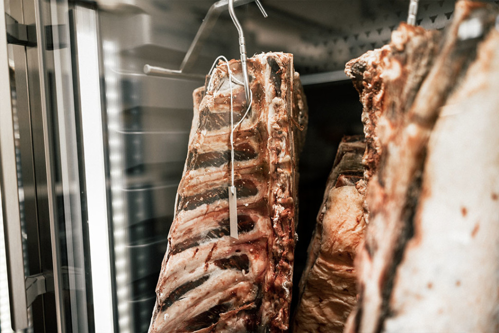 Böffin Dry Ager -kaapeissa riippuvaa pihvikarjan lihaa.